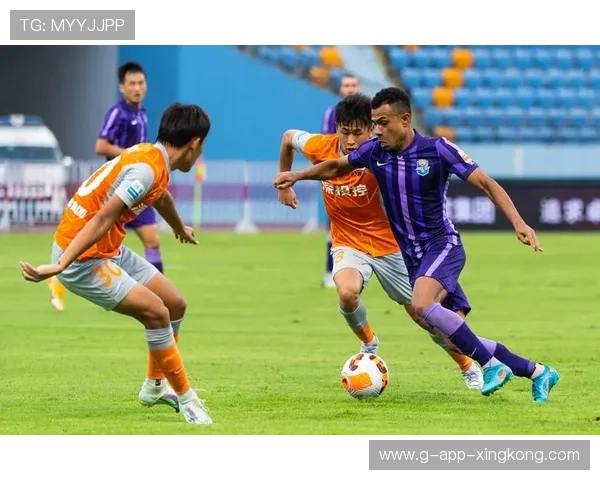 天津津门虎边路斜塞非常到位,直接撞开缺口 天津津门虎边路斜塞非常到位,直接撞开缺口