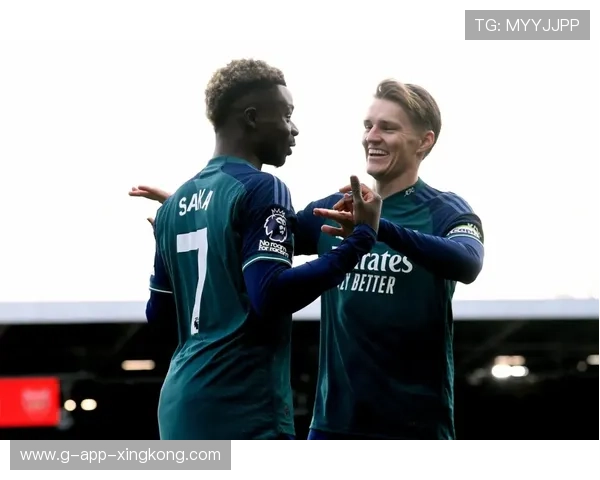 阿森纳马丁内利在禁区内冷静推射完成得分：从训练到赛场的从容瞬间