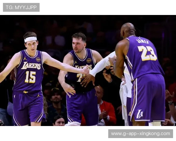 湖人球员上演单骑突进夺下关键分